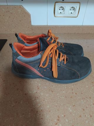 Zapato de seguridad número 45 puntera reforzada.