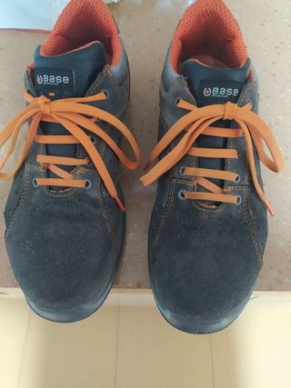 Zapato de seguridad número 45 puntera reforzada.