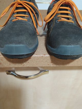 Zapato de seguridad número 45 puntera reforzada.