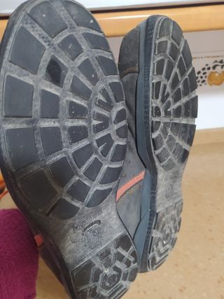 Zapato de seguridad número 45 puntera reforzada.