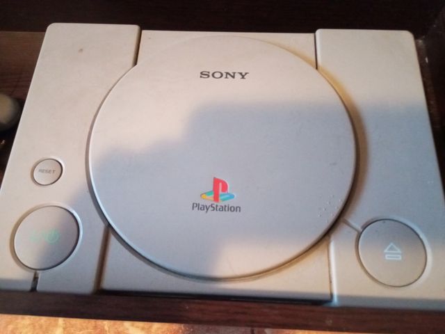 PlayStation con guía de instrucciones.