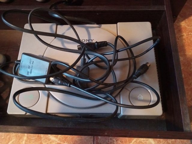 PlayStation con guía de instrucciones.