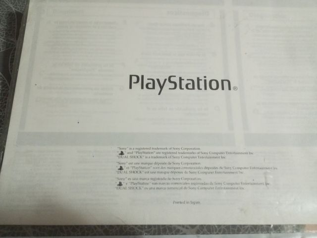 PlayStation con guía de instrucciones.