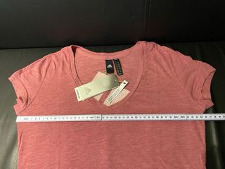 Nuova. Adidas - T shirt con stampa logo.