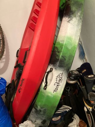 kayak verde y blanco