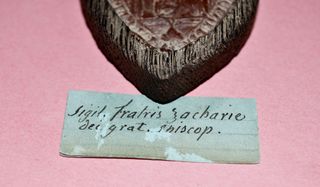 SELLO EN LACRE MUY ANTIGUO,CON FORMA VESICAL.