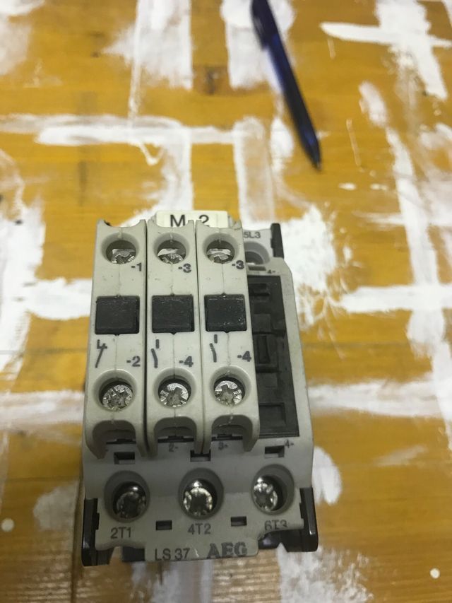 contactor trifasico aeg