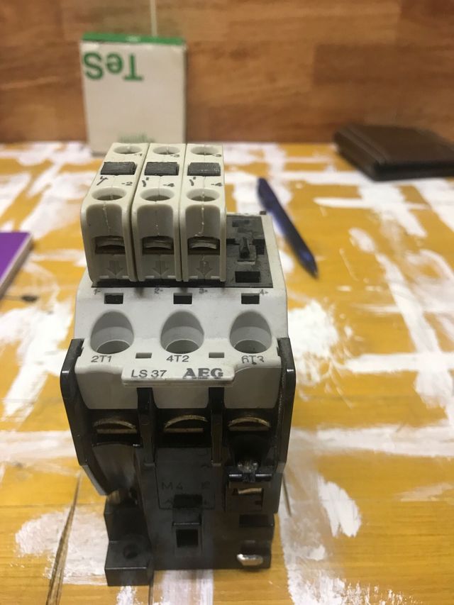 contactor trifasico aeg