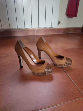 Zapatos marrones con estampado de serpiente
