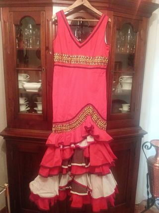 Bata y (3) trajesss  + mantoncillo -flamenca -rom