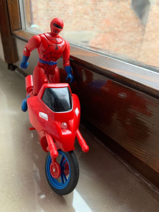 moto Spiderman e personaggio