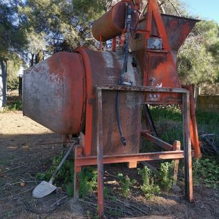 Hormigonera que se carga con excraper