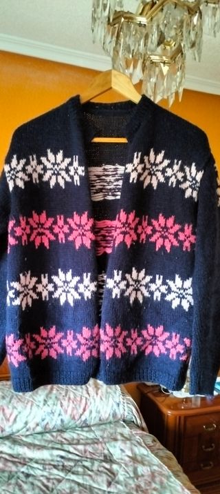 Chaqueta preciosa tricotada a mano como nueva