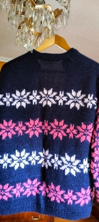 Chaqueta preciosa tricotada a mano como nueva