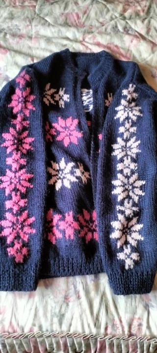 Chaqueta preciosa tricotada a mano como nueva