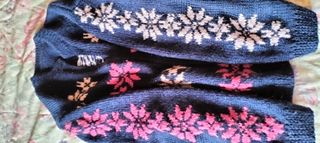 Chaqueta preciosa tricotada a mano como nueva