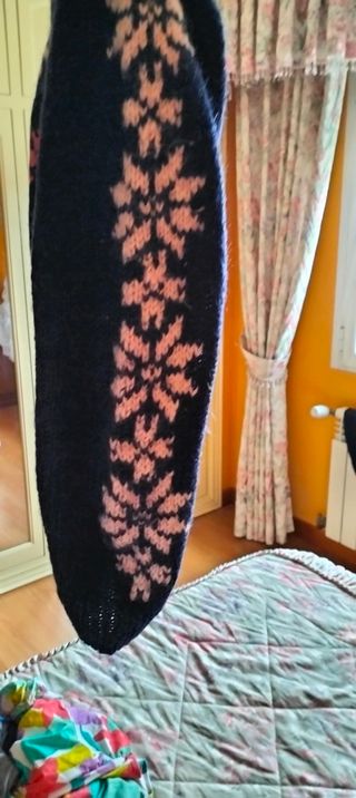 Chaqueta preciosa tricotada a mano como nueva