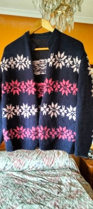 Chaqueta preciosa tricotada a mano como nueva