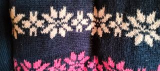 Chaqueta preciosa tricotada a mano como nueva