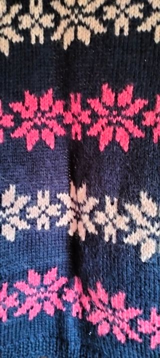 Chaqueta preciosa tricotada a mano como nueva