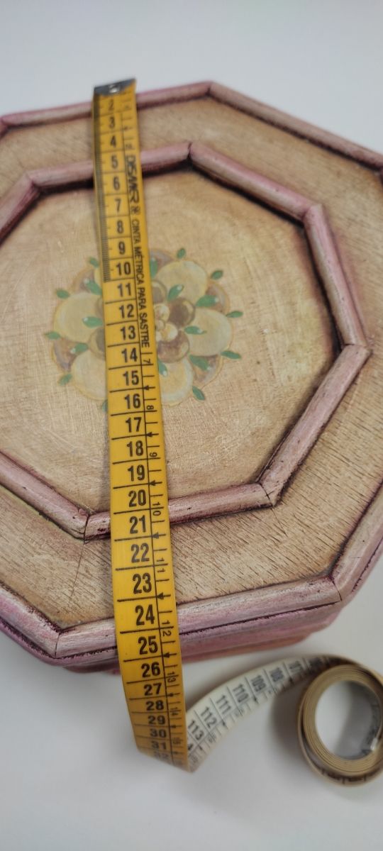 Caja de madera pintada a mano