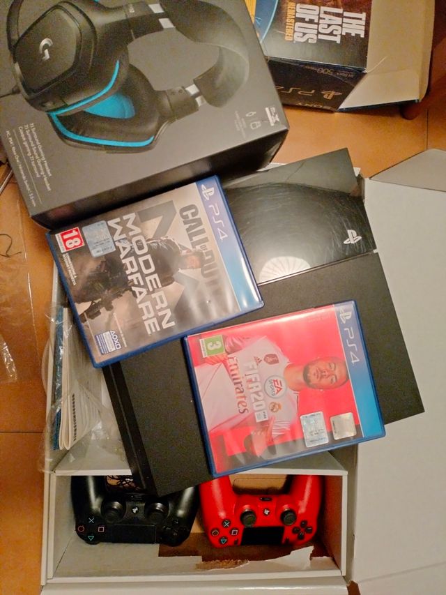 PlayStation 4 con 2 giochi e 2 joystick 