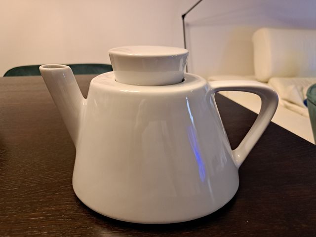 Lechera o tetera cerámica blanca