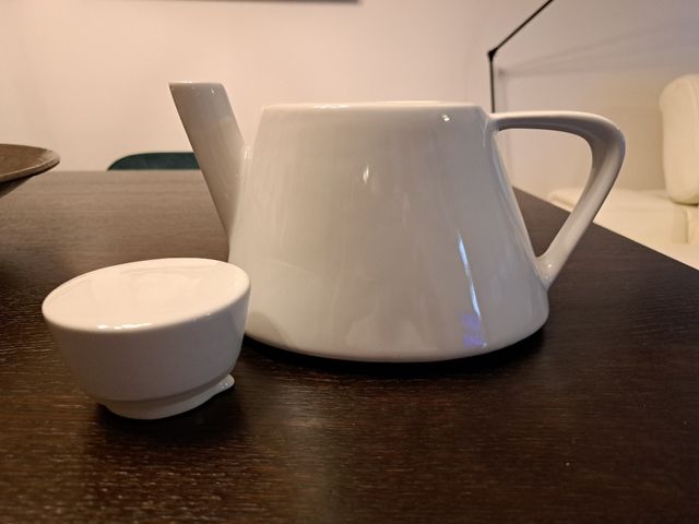 Lechera o tetera cerámica blanca