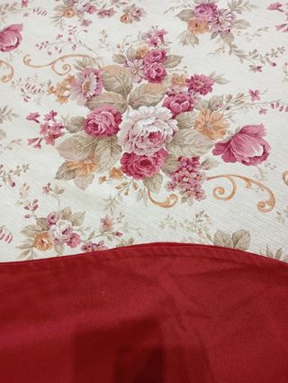 Colcha grande con cuatro cojines