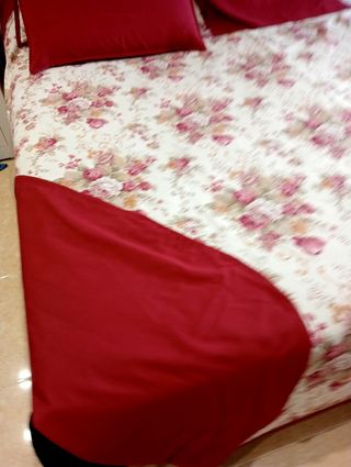 Colcha grande con cuatro cojines