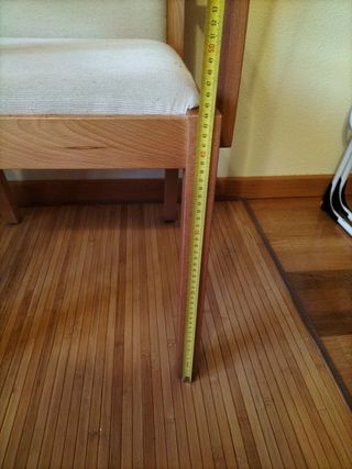 Sillas con reposabrazos de madera