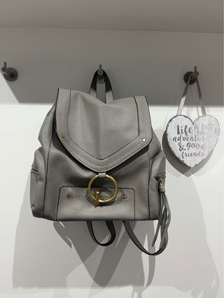 🎈Mochila gris con detalles en dorado Solo envio🎈