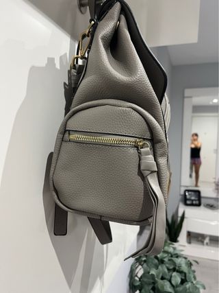 🎈Mochila gris con detalles en dorado Solo envio🎈