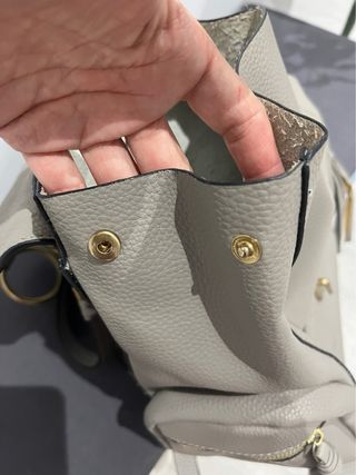 🎈Mochila gris con detalles en dorado Solo envio🎈