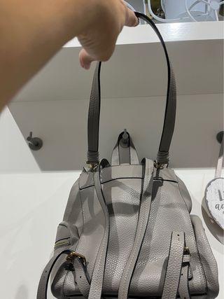 🎈Mochila gris con detalles en dorado Solo envio🎈