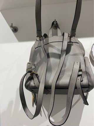 🎈Mochila gris con detalles en dorado Solo envio🎈