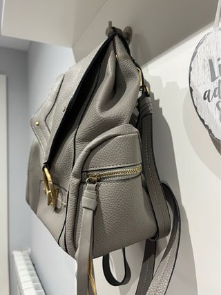 🎈Mochila gris con detalles en dorado Solo envio🎈