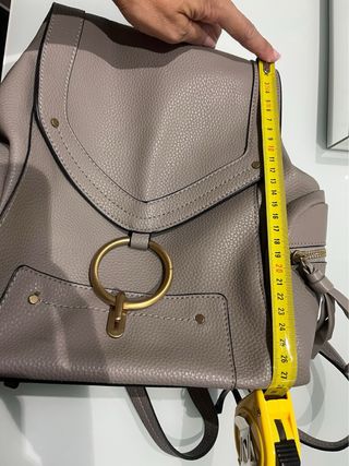 🎈Mochila gris con detalles en dorado Solo envio🎈