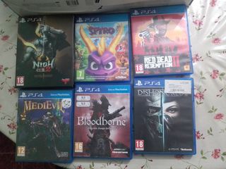 Consola PlayStation 4 Slim con 6 juegos.