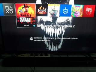 Consola PlayStation 4 Slim con 6 juegos.