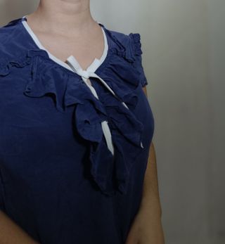 Blusa escote volante