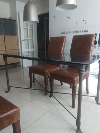 Mesa y sillas salón