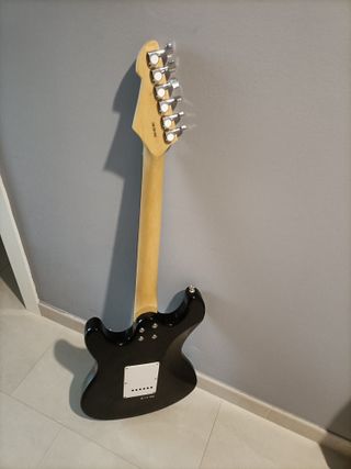 Guitarra eléctrica con amplificador 
