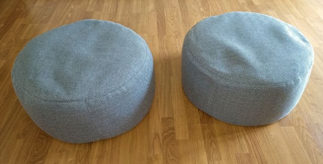 Dos puff tapizados tela gris (a juego)