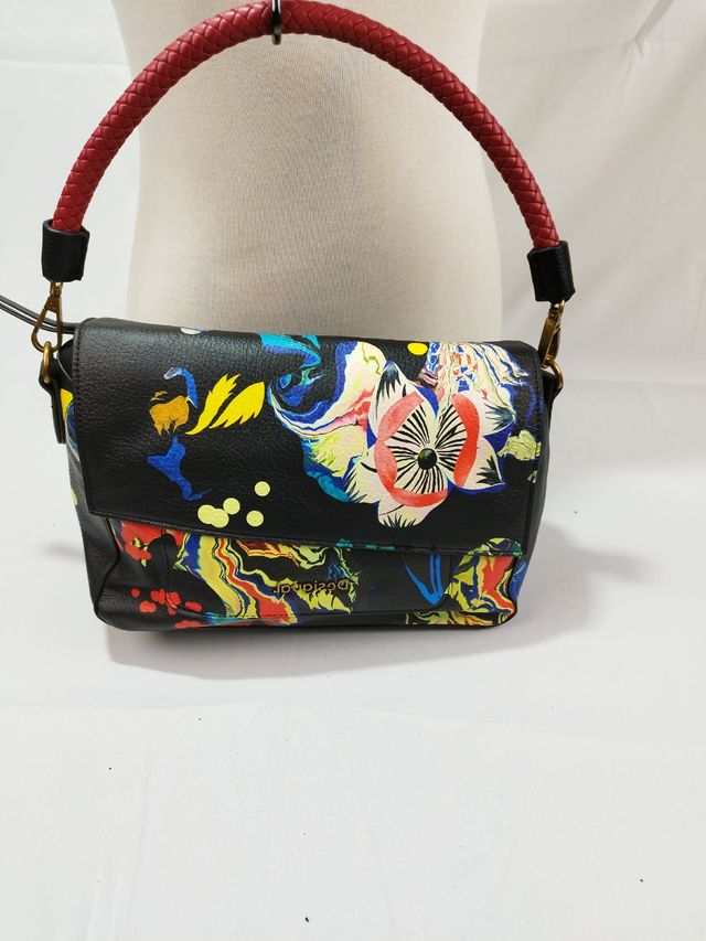 Bolso de mano desigual