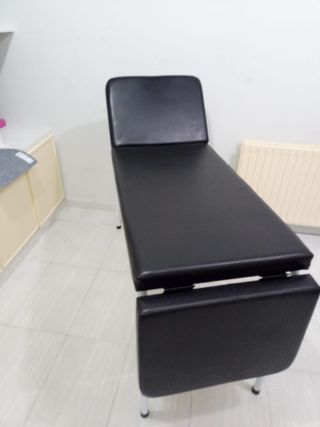 Camilla regulable de piel