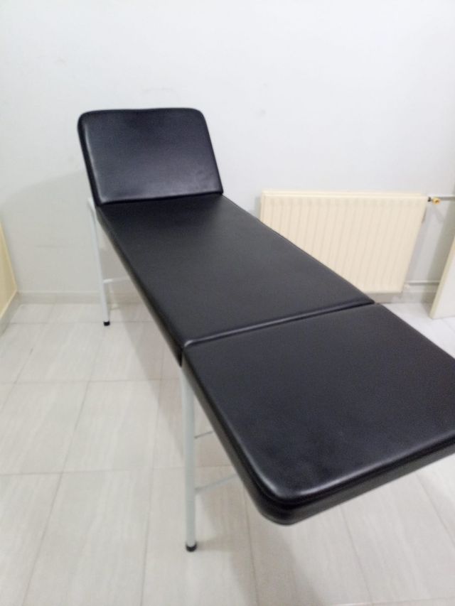 Camilla regulable de piel