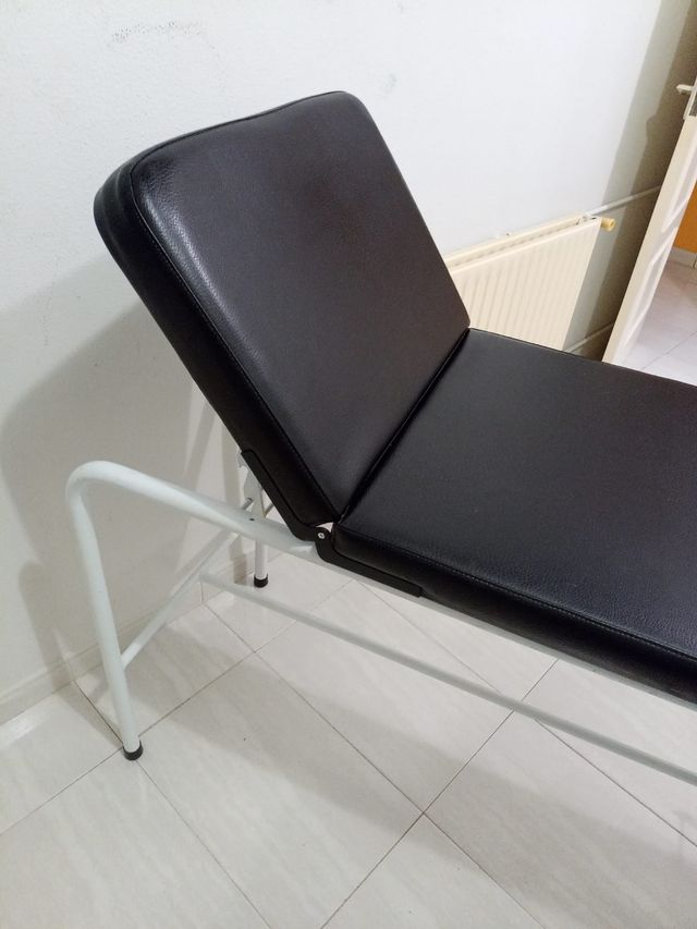 Camilla regulable de piel