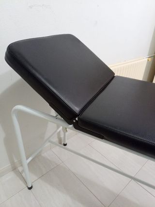 Camilla regulable de piel