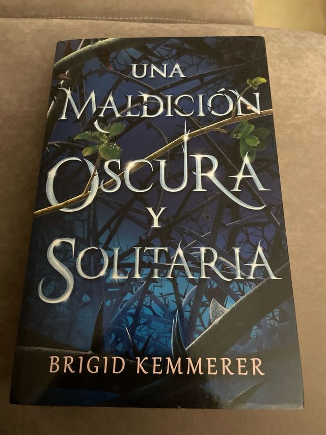 libro una maldicion oscura y solitaria